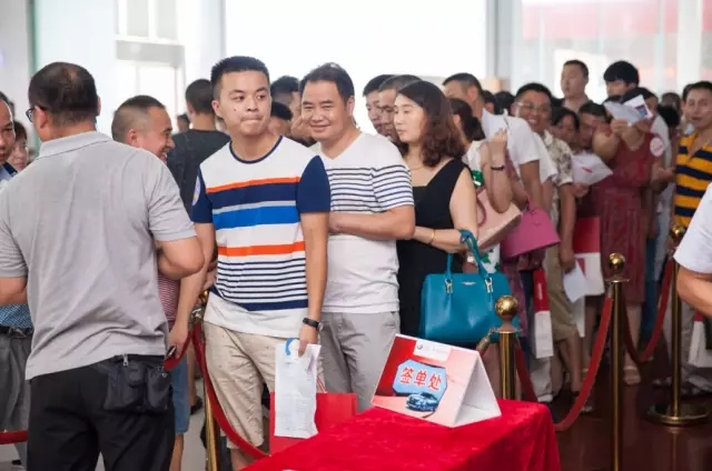 热情参与我们现场游戏的贵宾