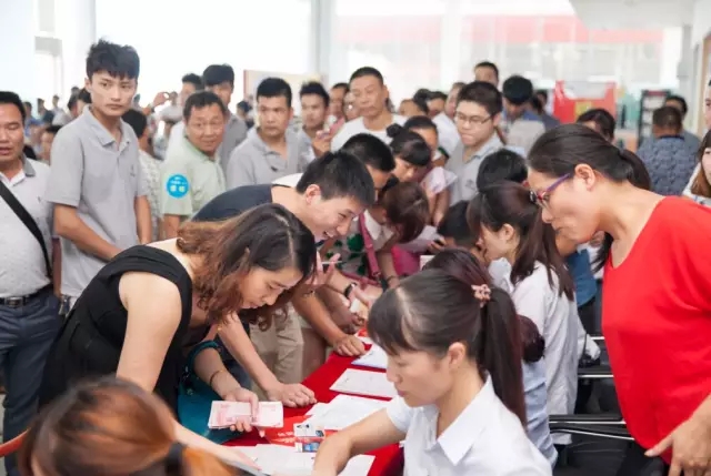 热情参与我们现场游戏的贵宾