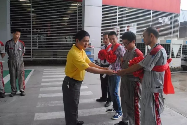 （售后经理为售后服务部优秀员工颁奖）