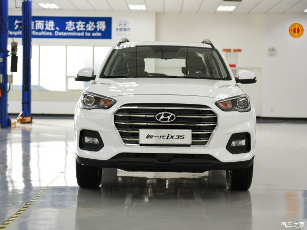 车尾部采用了分层式的设计，特别是硕大的装饰板同样营造出“硬派”的感觉，此外隐藏式的排气管使尾部看起来很饱满。