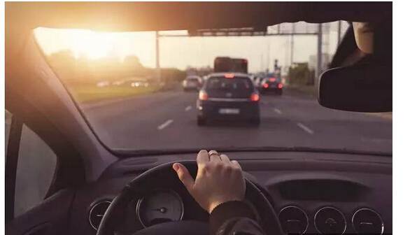 假如你开车时爆胎了,你知道该怎么打方向盘吗?多学点 没坏处!