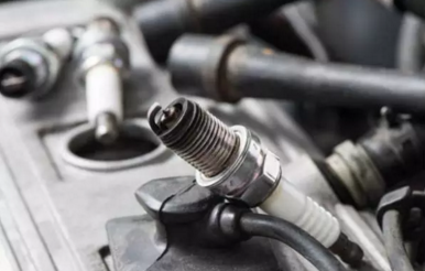 火花塞为什么一换就是4个?只换一个不行吗